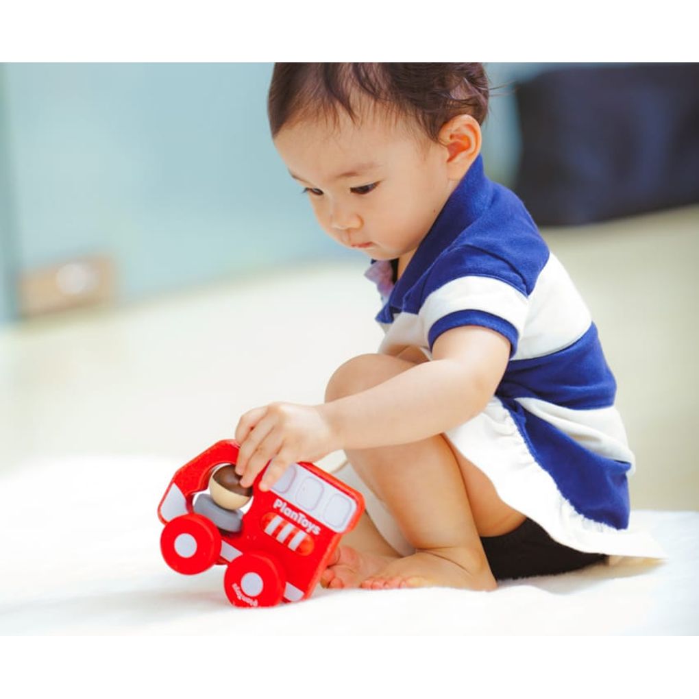 Kid playing PlanToys Fire Truck เด็กกำลังเล่นหนูน้อยดับเพลิงแปลนทอยส์