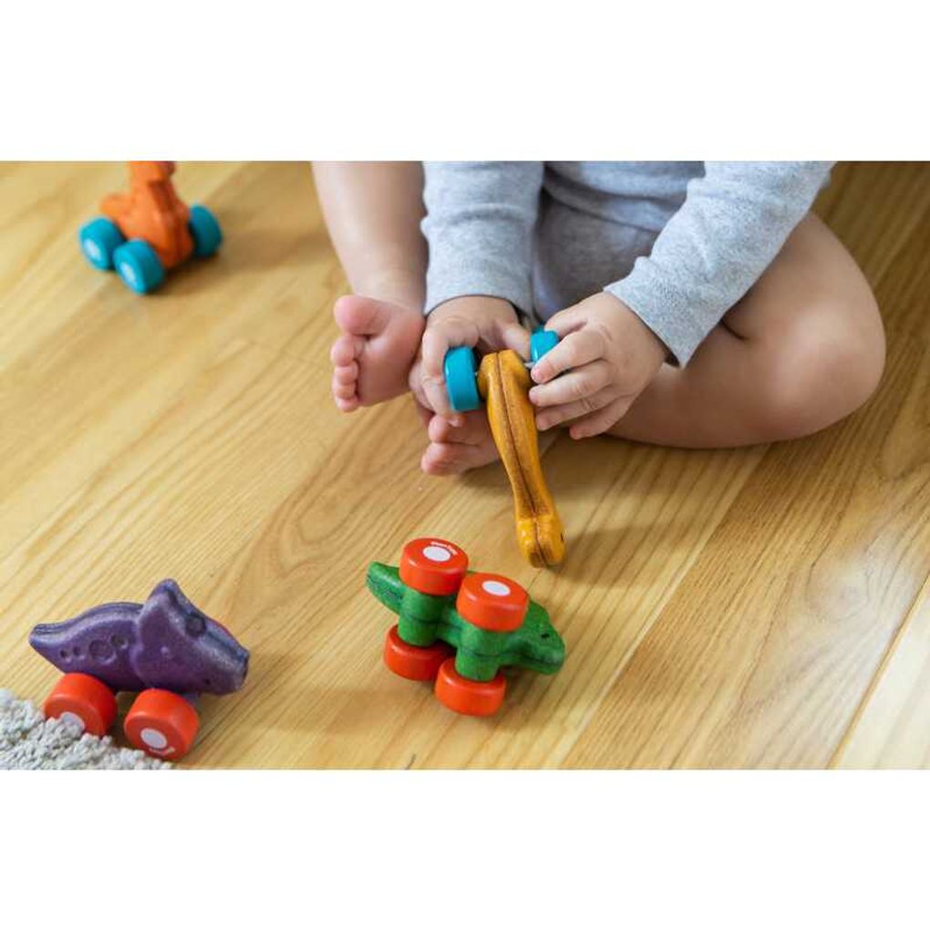 Kid playing PlanToys Dino Car - Trio เด็กกำลังเล่นรถไดโนเสาร์ Trio แปลนทอยส์