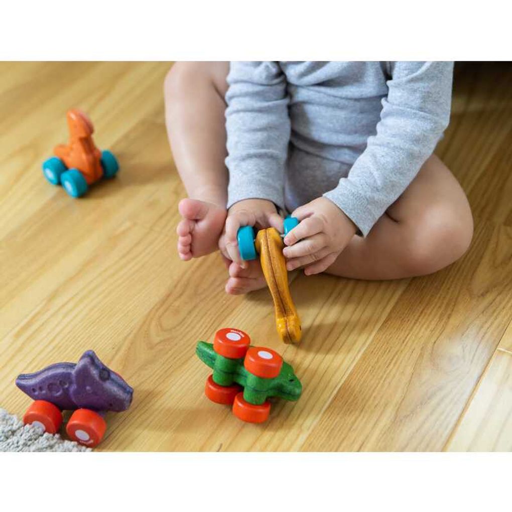 Kid playing PlanToys Dino Car - Stego เด็กกำลังเล่นรถไดโนเสาร์ STEGO แปลนทอยส์