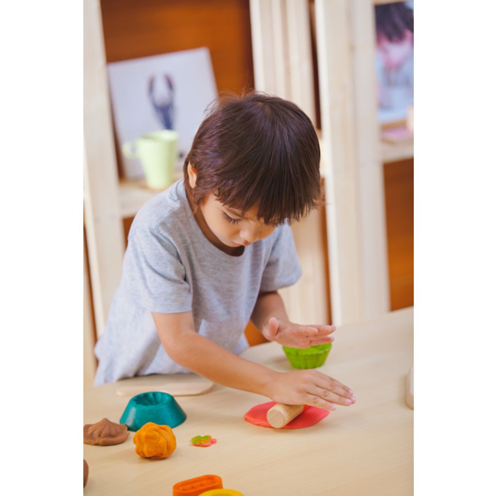 Kid playing PlanToys Build-A-Town Dough Set เด็กกำลังเล่นชุดโดสร้างเมืองแปลนทอยส์