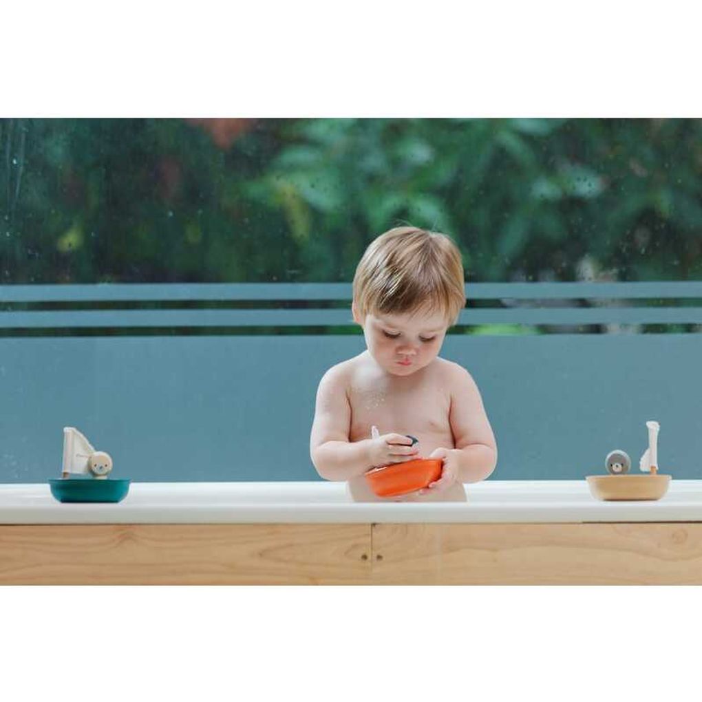 Kid playing PlanToys Sailing Boat - Penguin เด็กกำลังเล่นเรือใบเพนกวินแปลนทอยส์