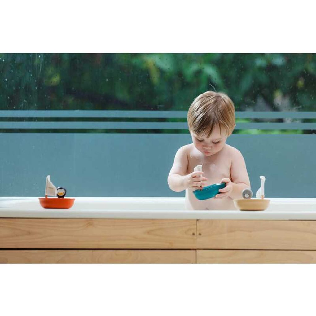 Kid playing PlanToys Sailing Boat - Polar Bear เด็กกำลังเล่นเรือใบหมีโพล่าร์แปลนทอยส์