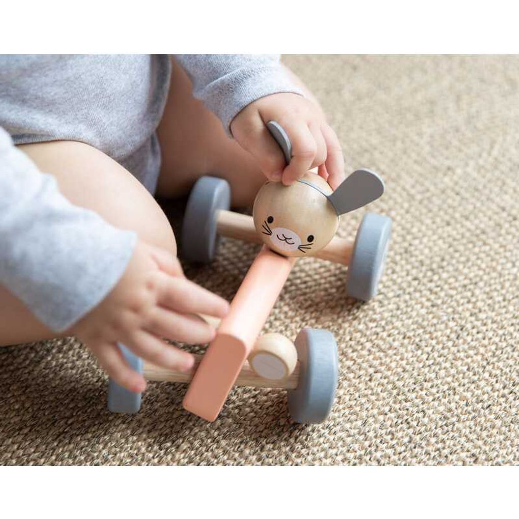 Kid playing PlanToys Chicken Racing Car เด็กกำลังเล่นรถแข่งไก่น้อยแปลนทอยส์