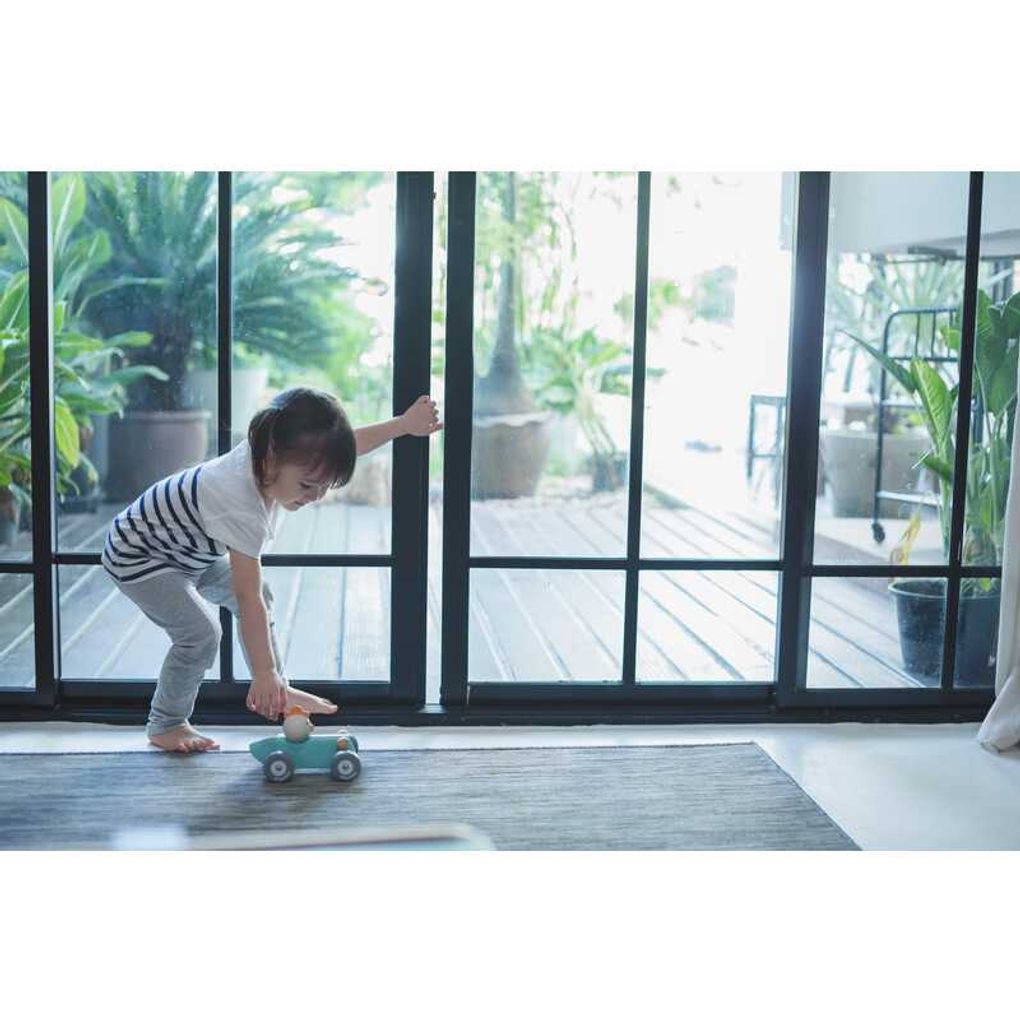 Kid playing PlanToys Chicken Racing Car เด็กกำลังเล่นรถแข่งไก่น้อยแปลนทอยส์