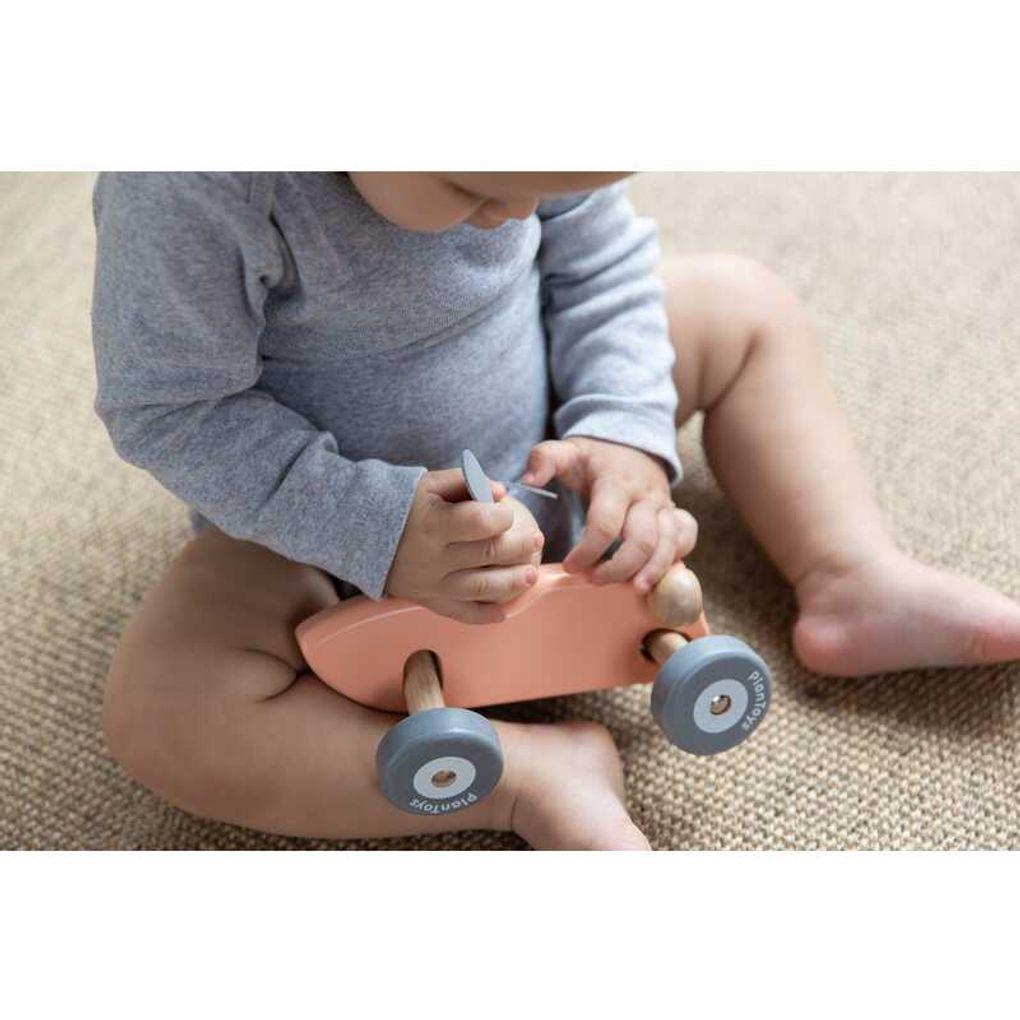 Kid playing PlanToys Bunny Racing Car เด็กกำลังเล่นรถแข่งกระต่ายน้อยแปลนทอยส์