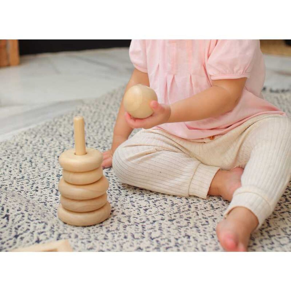 Kid playing PlanToys Stacking Ring - Natural เด็กกำลังเล่นวงแหวนเรียงซ้อนแปลนทอยส์