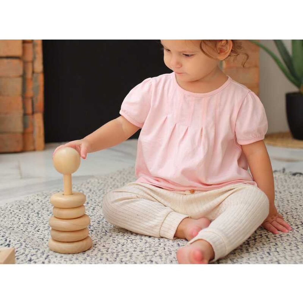 Kid playing PlanToys Stacking Ring - Natural เด็กกำลังเล่นวงแหวนเรียงซ้อนแปลนทอยส์