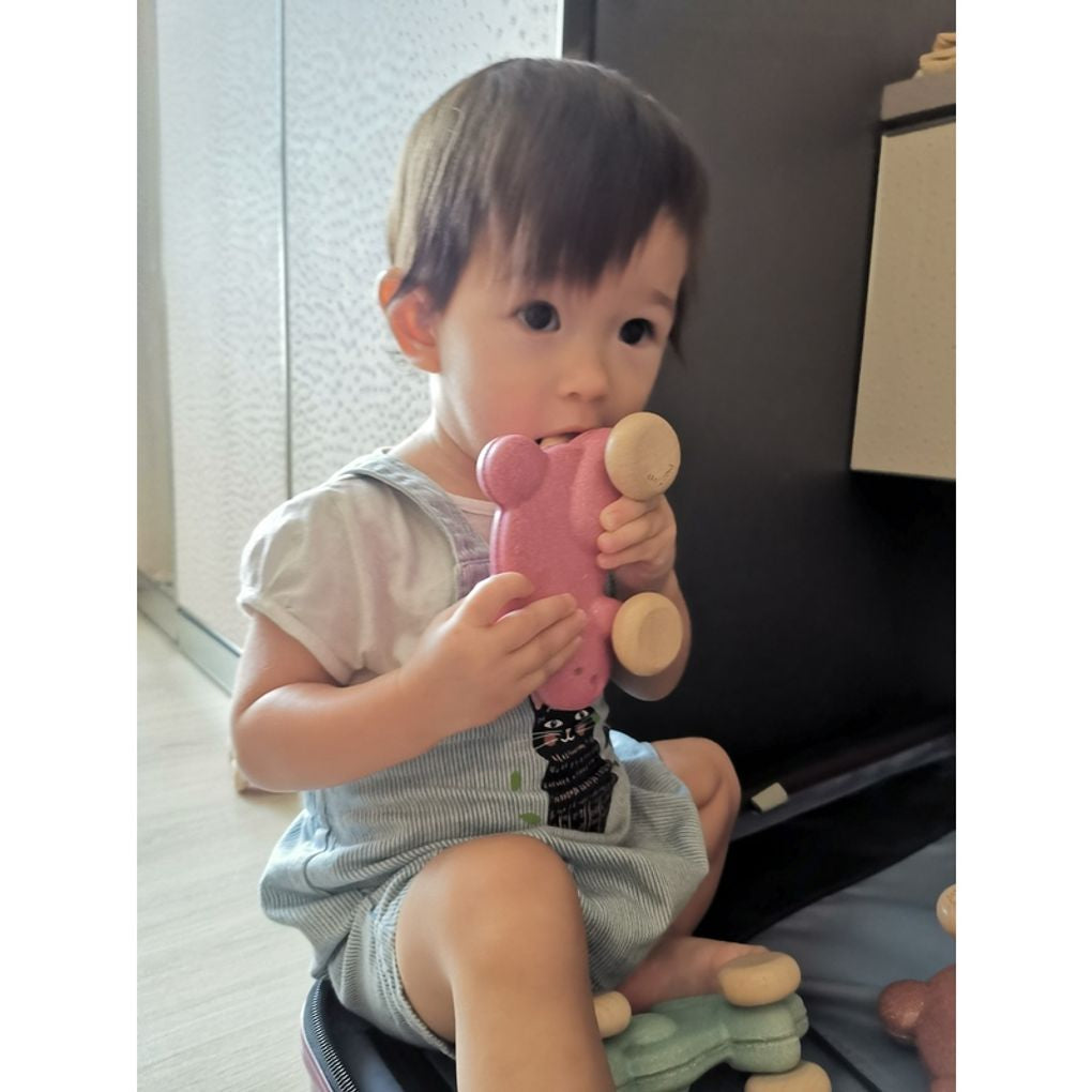 Kid playing PlanToys Push Along Bunny - Pink เด็กกำลังเล่นกระต่ายน้อยลากจูงแปลนทอยส์