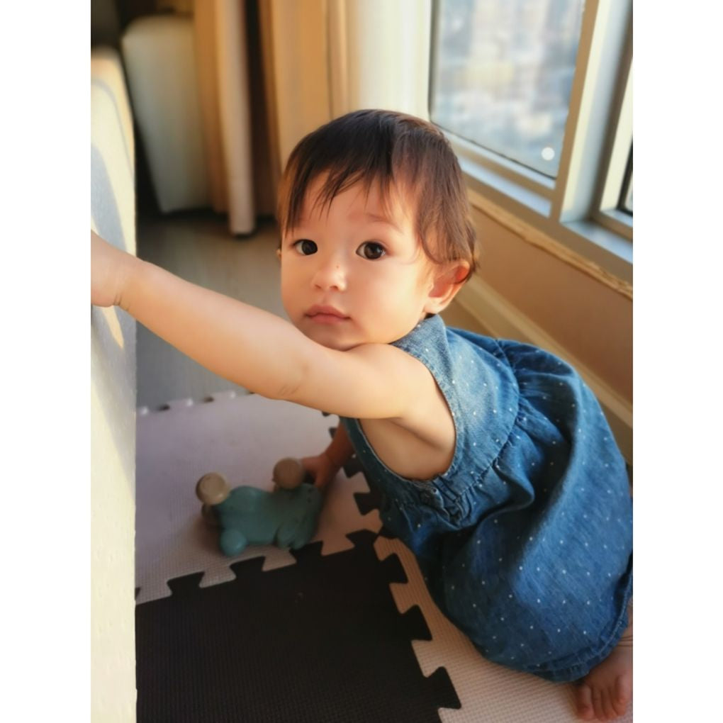 Kid playing PlanToys Push Along Bunny - Blue เด็กกำลังเล่นกระต่ายน้อยลากจูงแปลนทอยส์