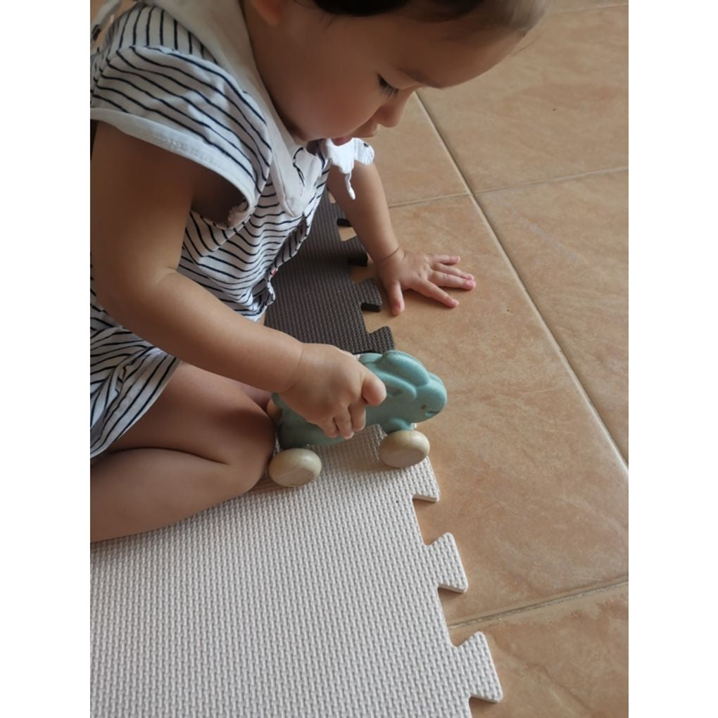 Kid playing PlanToys Push Along Bunny - Blue เด็กกำลังเล่นกระต่ายน้อยลากจูงแปลนทอยส์