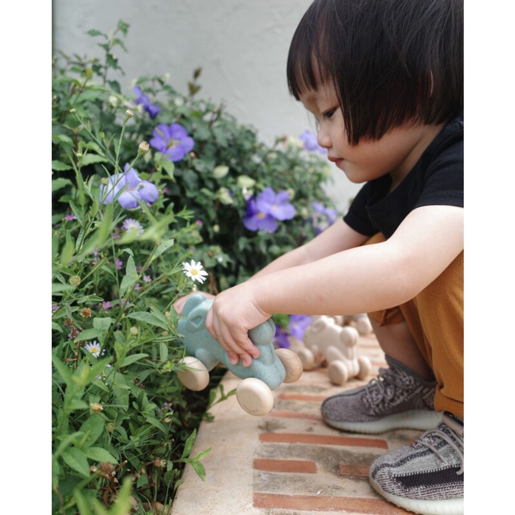 Kid playing PlanToys Push Along Bunny - Blue เด็กกำลังเล่นกระต่ายน้อยลากจูงแปลนทอยส์