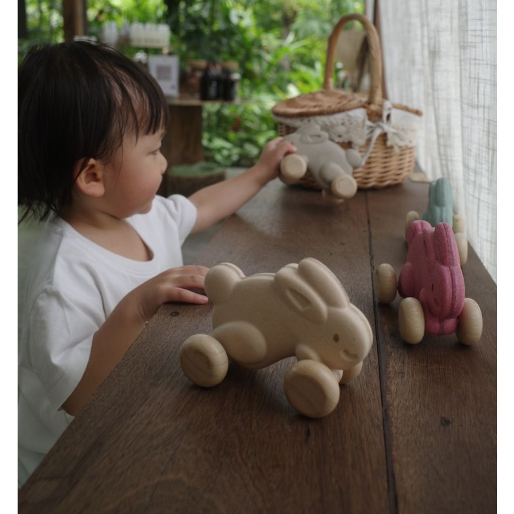 Kid playing PlanToys Push Along Bunny - Brown เด็กกำลังเล่นกระต่ายน้อยลากจูงแปลนทอยส์