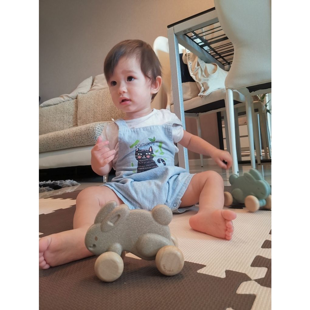 Kid playing PlanToys Push Along Bunny - Grey เด็กกำลังเล่นกระต่ายน้อยลากจูงแปลนทอยส์