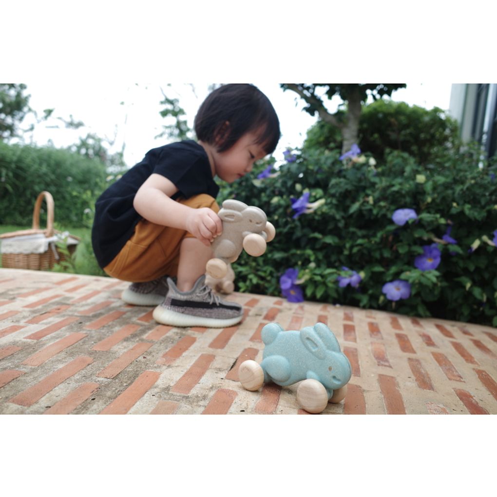 Kid playing PlanToys Push Along Bunny - Grey เด็กกำลังเล่นกระต่ายน้อยลากจูงแปลนทอยส์