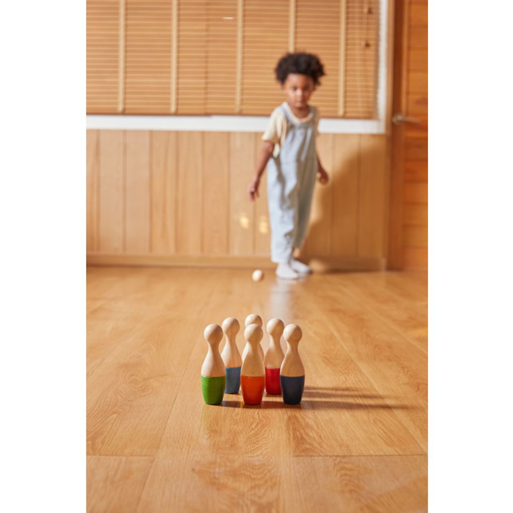 Kid playing PlanToys Bowling Set เด็กกำลังเล่นโบว์ลิ่งแปลนทอยส์