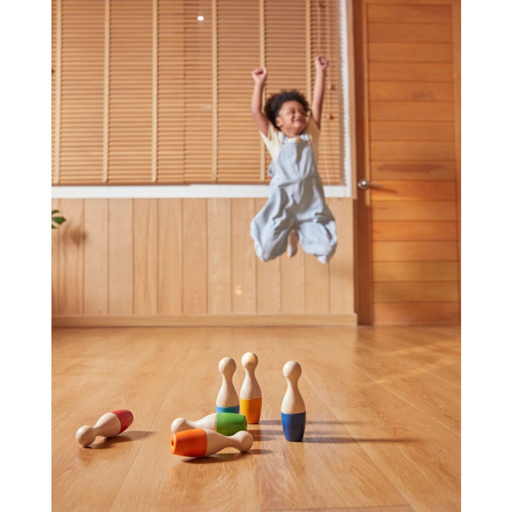 Kid playing PlanToys Bowling Set เด็กกำลังเล่นโบว์ลิ่งแปลนทอยส์