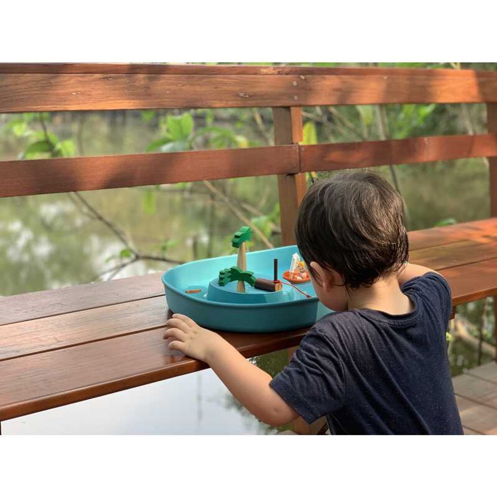 Kid playing PlanToys Water Play Set เด็กกำลังเล่นชุดถาดน้ำเสริมจินตนาการแปลนทอยส์