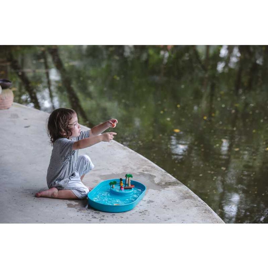 Kid playing PlanToys Water Play Set เด็กกำลังเล่นชุดถาดน้ำเสริมจินตนาการแปลนทอยส์