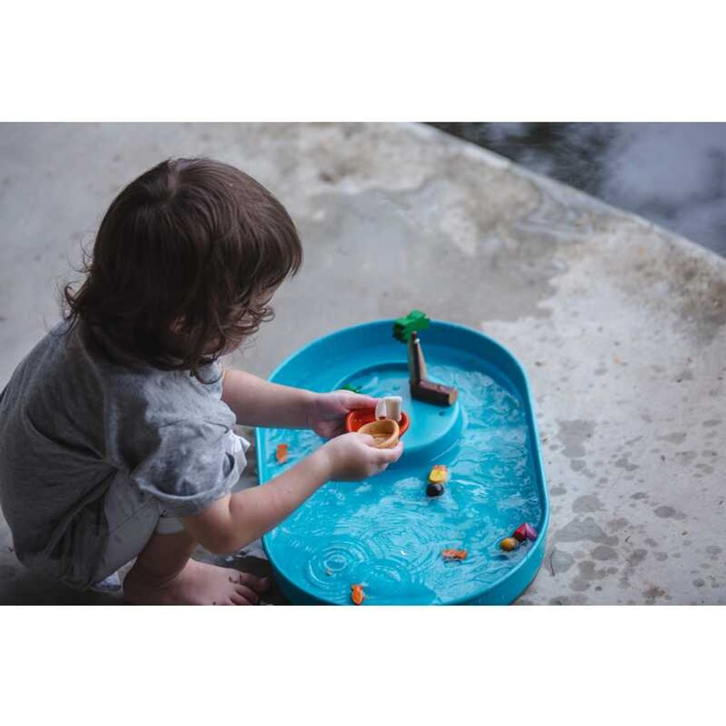 Kid playing PlanToys Water Play Set เด็กกำลังเล่นชุดถาดน้ำเสริมจินตนาการแปลนทอยส์