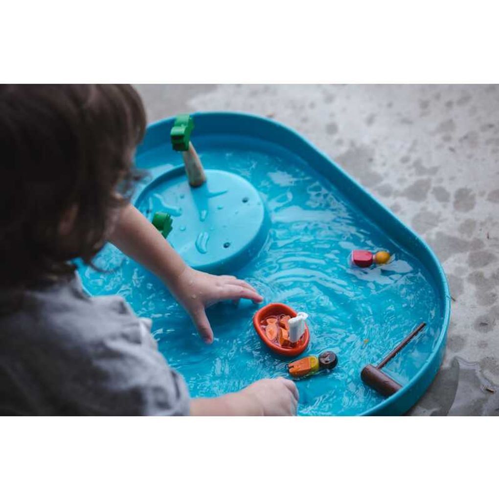 Kid playing PlanToys Water Play Set เด็กกำลังเล่นชุดถาดน้ำเสริมจินตนาการแปลนทอยส์