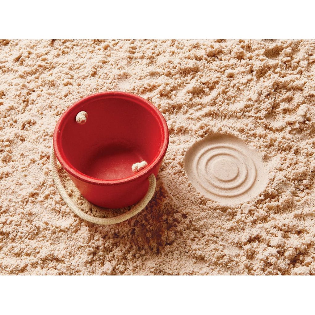 Kid playing PlanToys Sand Play Set เด็กกำลังเล่นชุดขุดทรายแปลนทอยส์