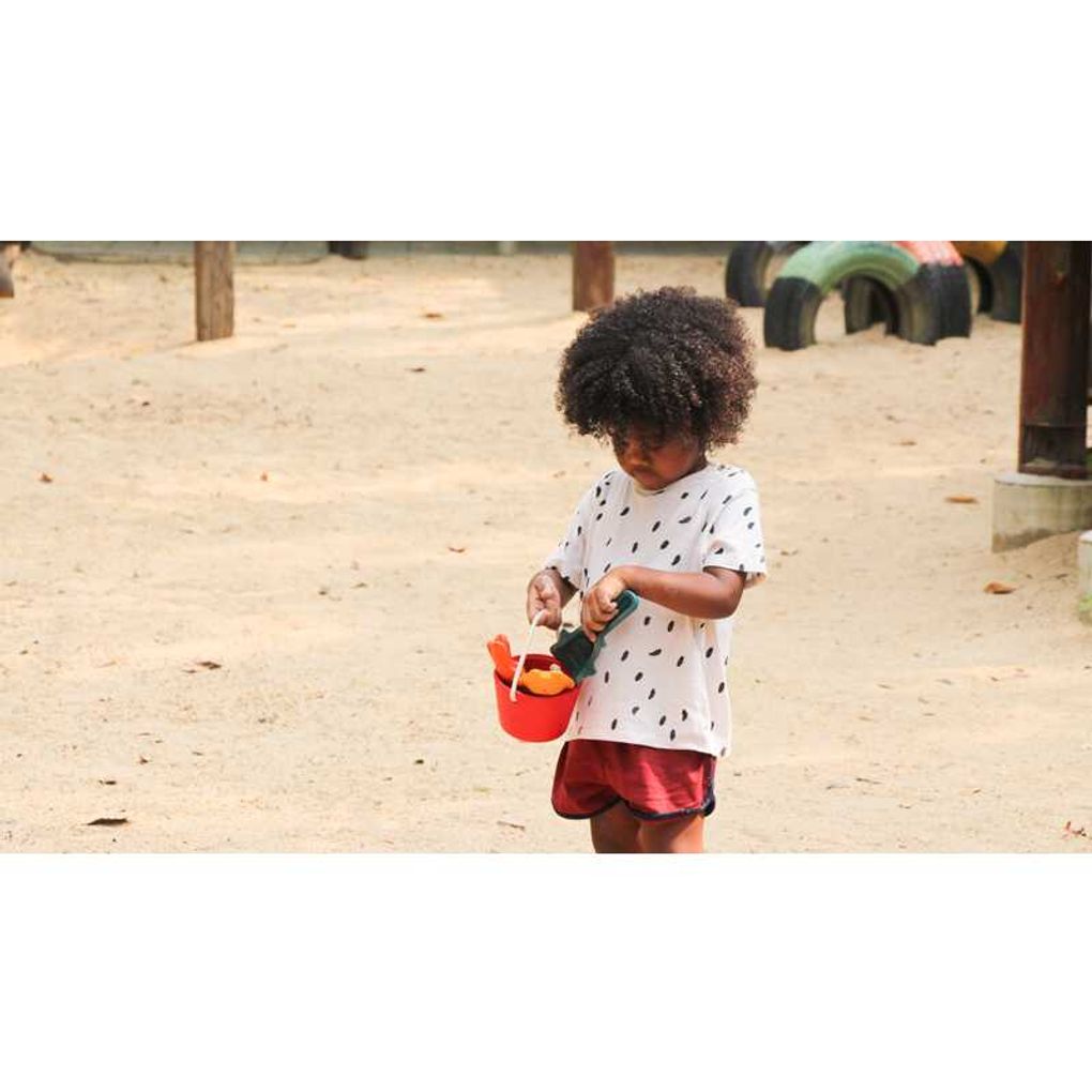 Kid playing PlanToys Sand Play Set เด็กกำลังเล่นชุดขุดทรายแปลนทอยส์