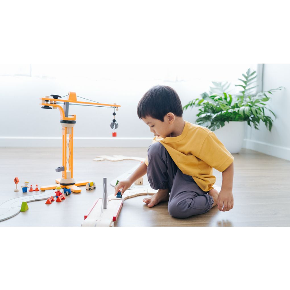 Kid playing PlanToys Crane Set เด็กกำลังเล่นชุดเครนแปลนทอยส์