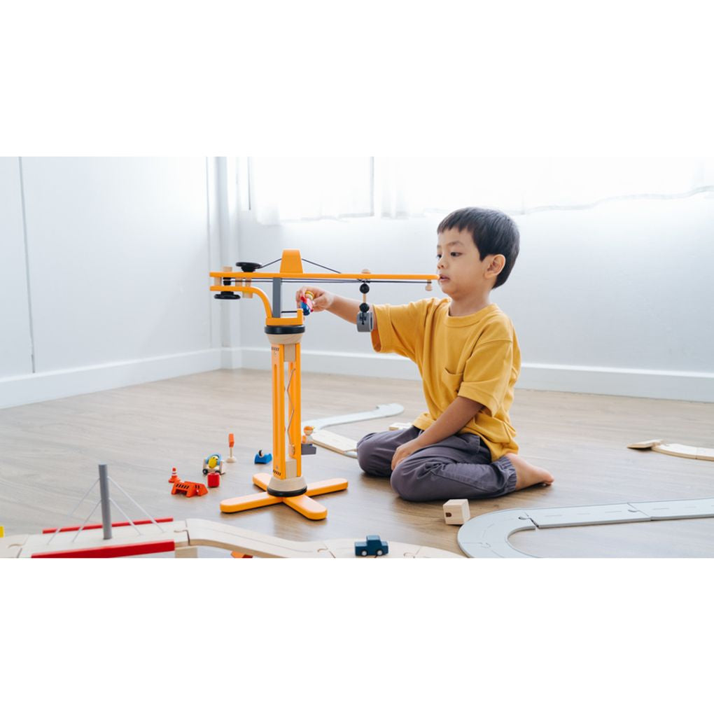 Kid playing PlanToys Crane Set เด็กกำลังเล่นชุดเครนแปลนทอยส์