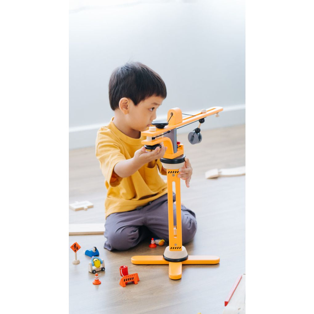 Kid playing PlanToys Crane Set เด็กกำลังเล่นชุดเครนแปลนทอยส์