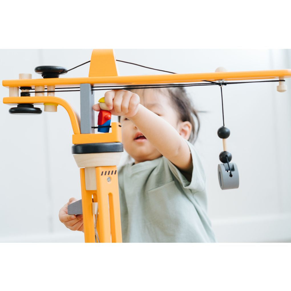 Kid playing PlanToys Crane Set เด็กกำลังเล่นชุดเครนแปลนทอยส์