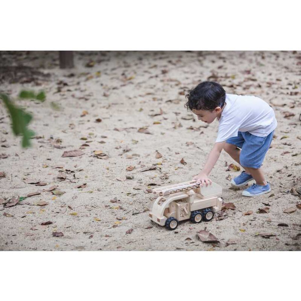 Kid playing PlanToys Fire Truck เด็กกำลังเล่นรถดับเพลิงแปลนทอยส์