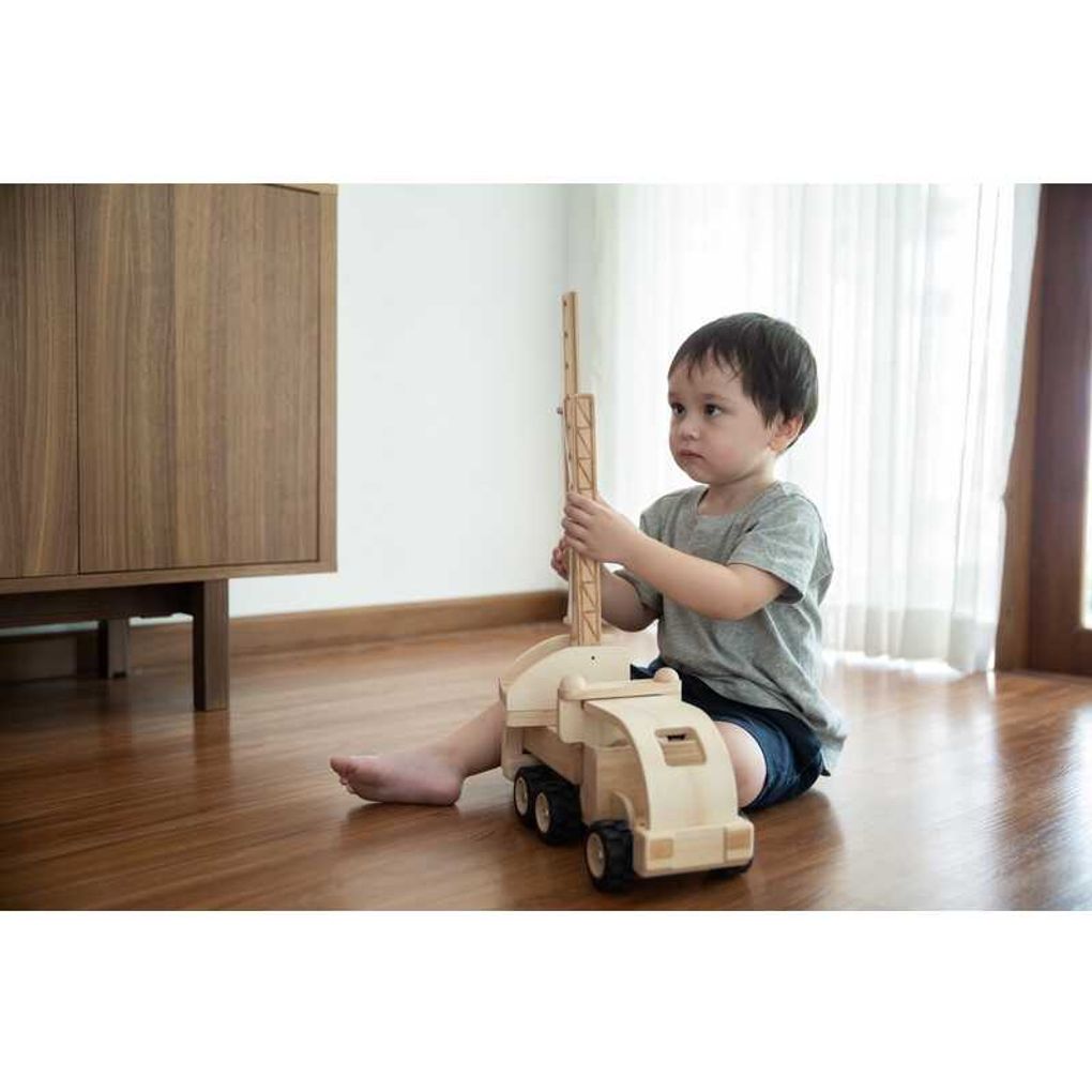 Kid playing PlanToys Fire Truck เด็กกำลังเล่นรถดับเพลิงแปลนทอยส์