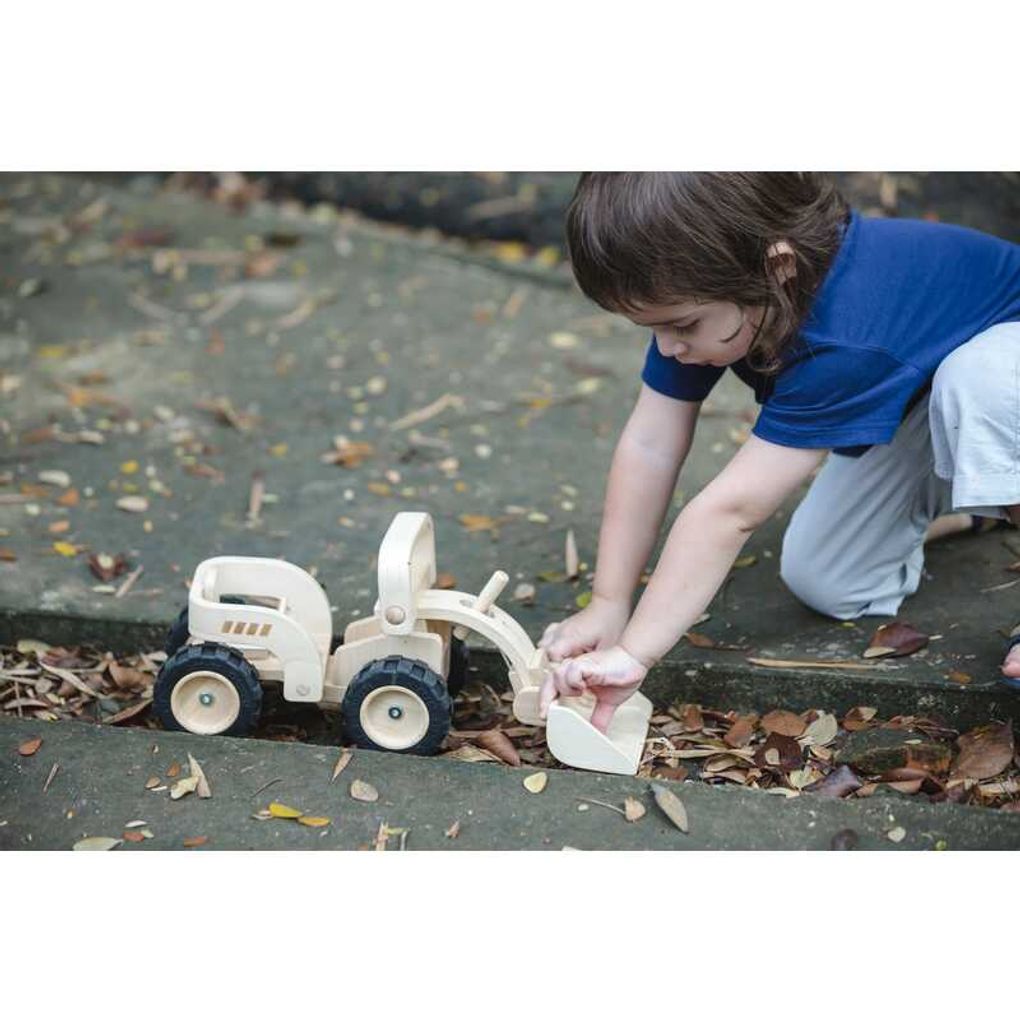 Kid playing PlanToys Bulldozer เด็กกำลังเล่นรถตักดินแปลนทอยส์