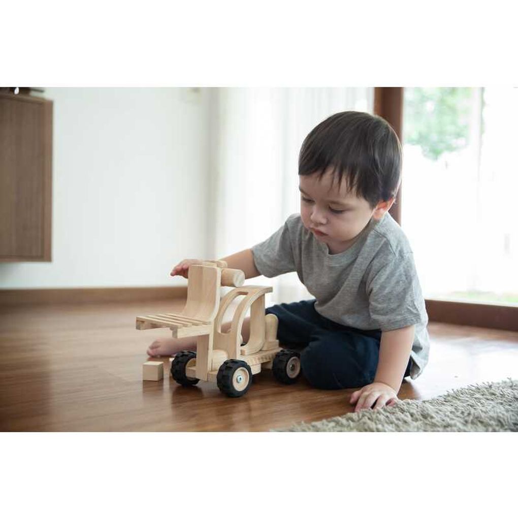 Kid playing PlanToys Forklift เด็กกำลังเล่นรถยกของแปลนทอยส์