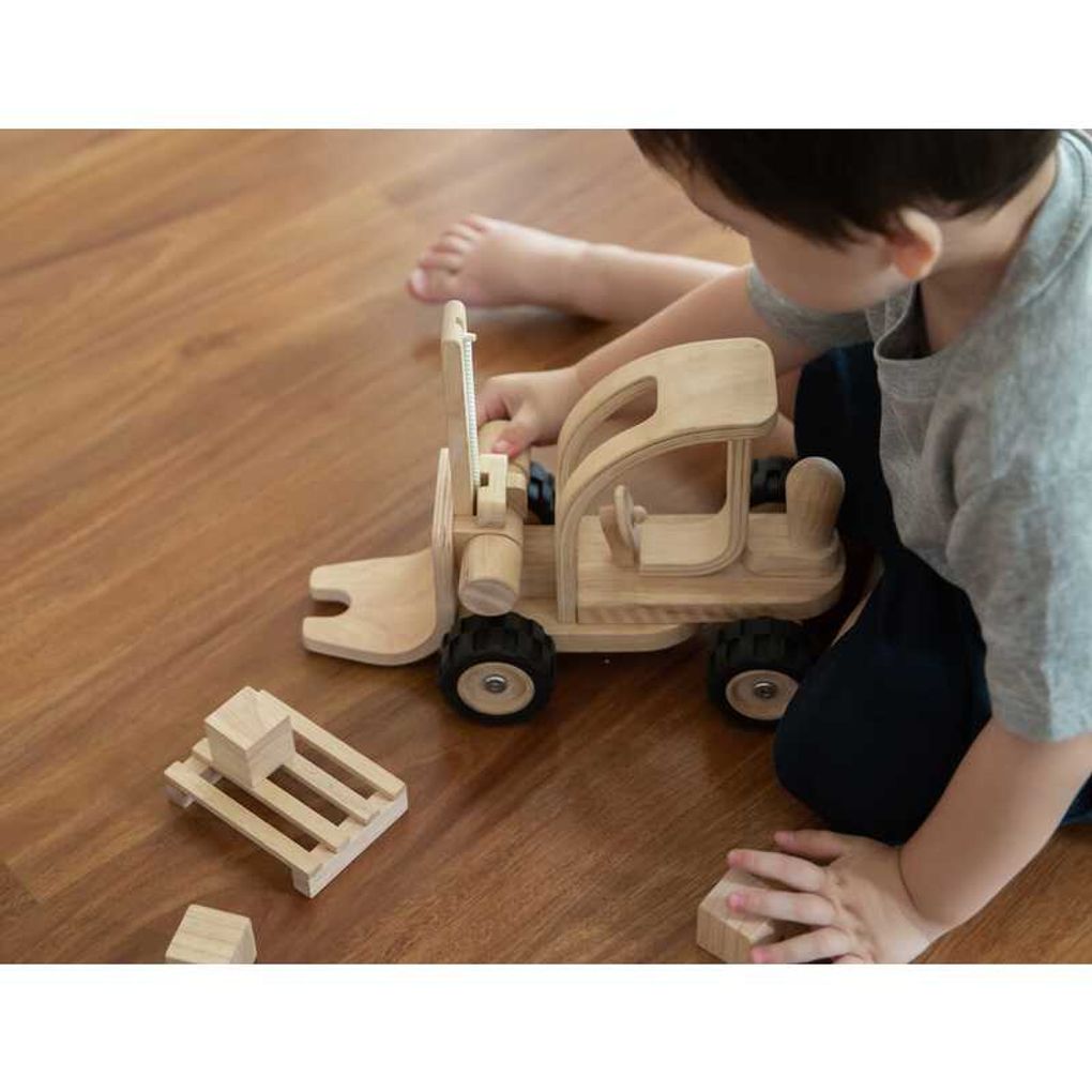 Kid playing PlanToys Forklift เด็กกำลังเล่นรถยกของแปลนทอยส์