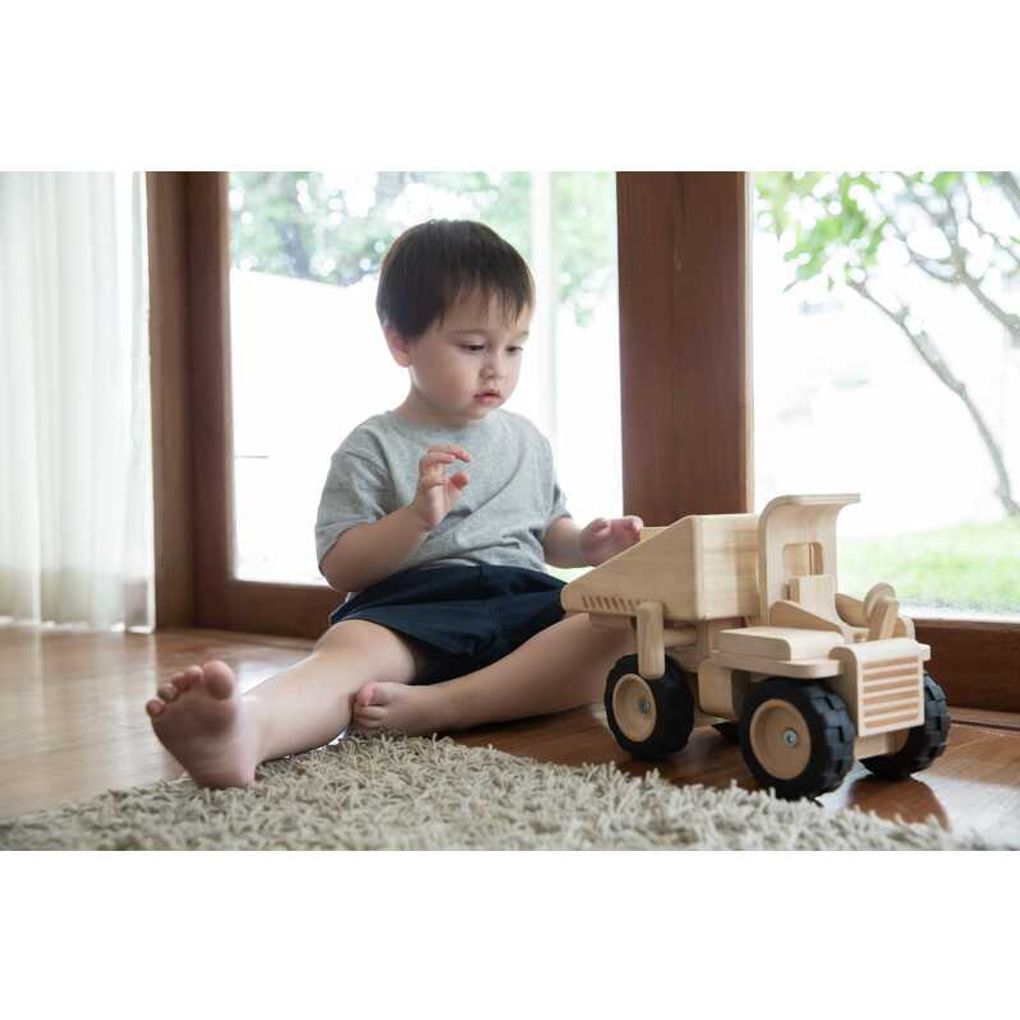 Kid playing PlanToys Dump Truck เด็กกำลังเล่นรถขนของแปลนทอยส์