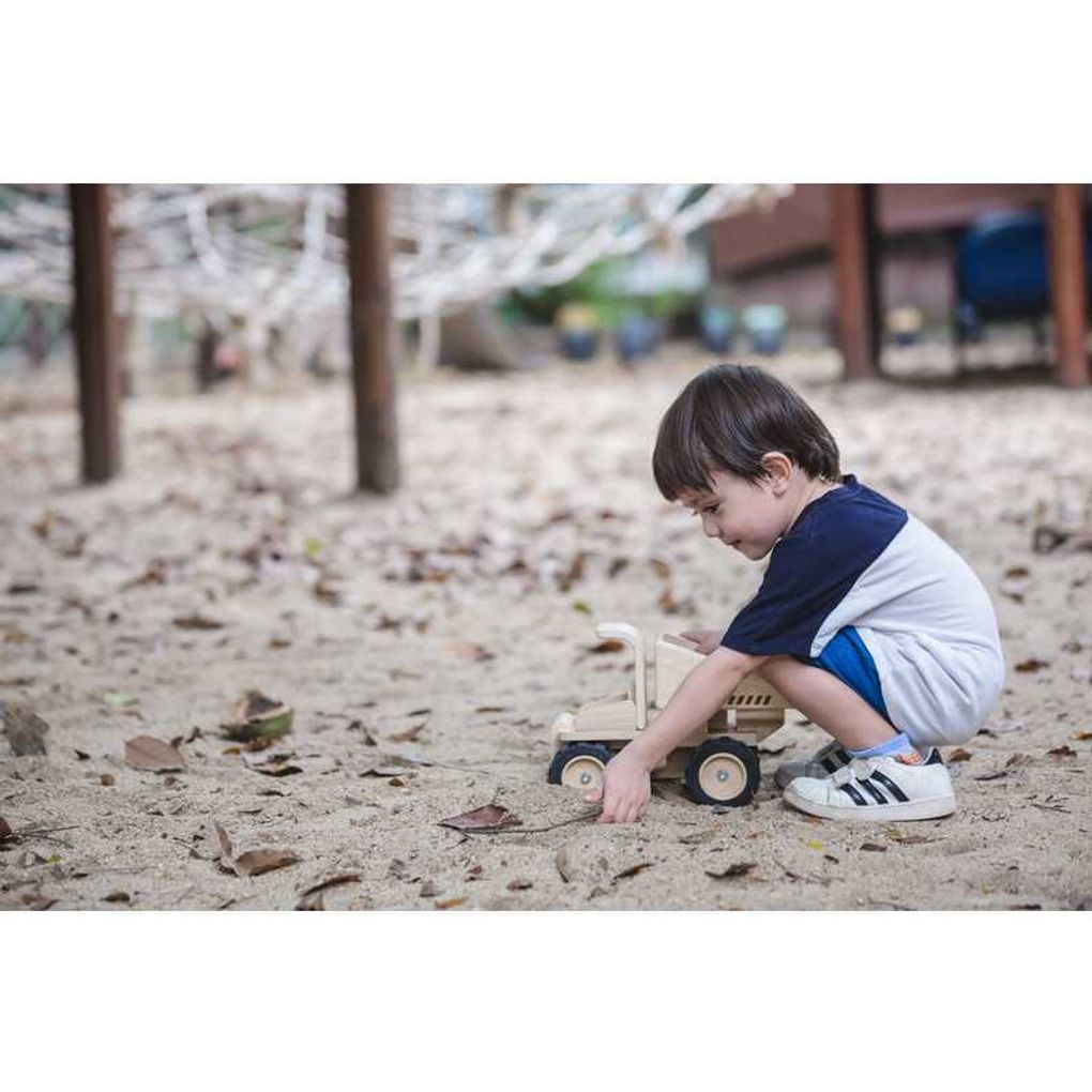 Kid playing PlanToys Dump Truck เด็กกำลังเล่นรถขนของแปลนทอยส์