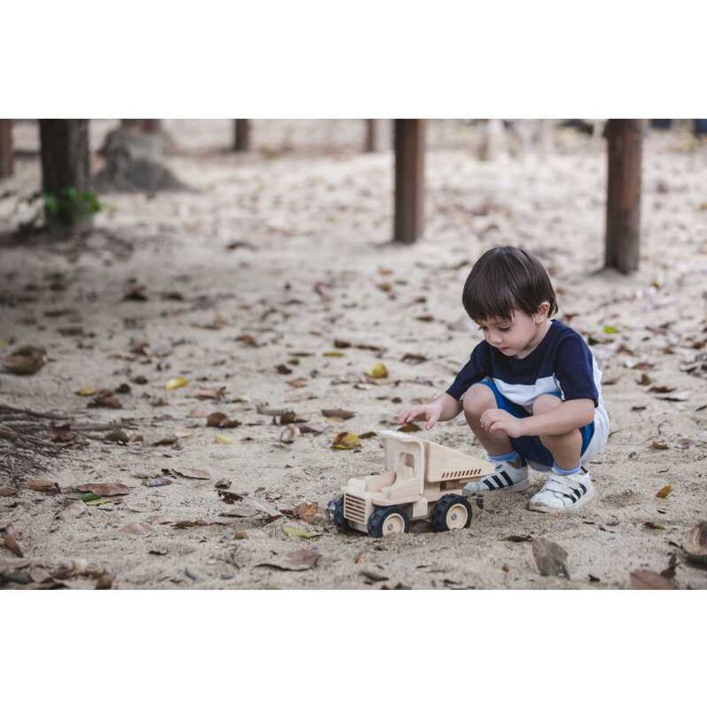 Kid playing PlanToys Dump Truck เด็กกำลังเล่นรถขนของแปลนทอยส์