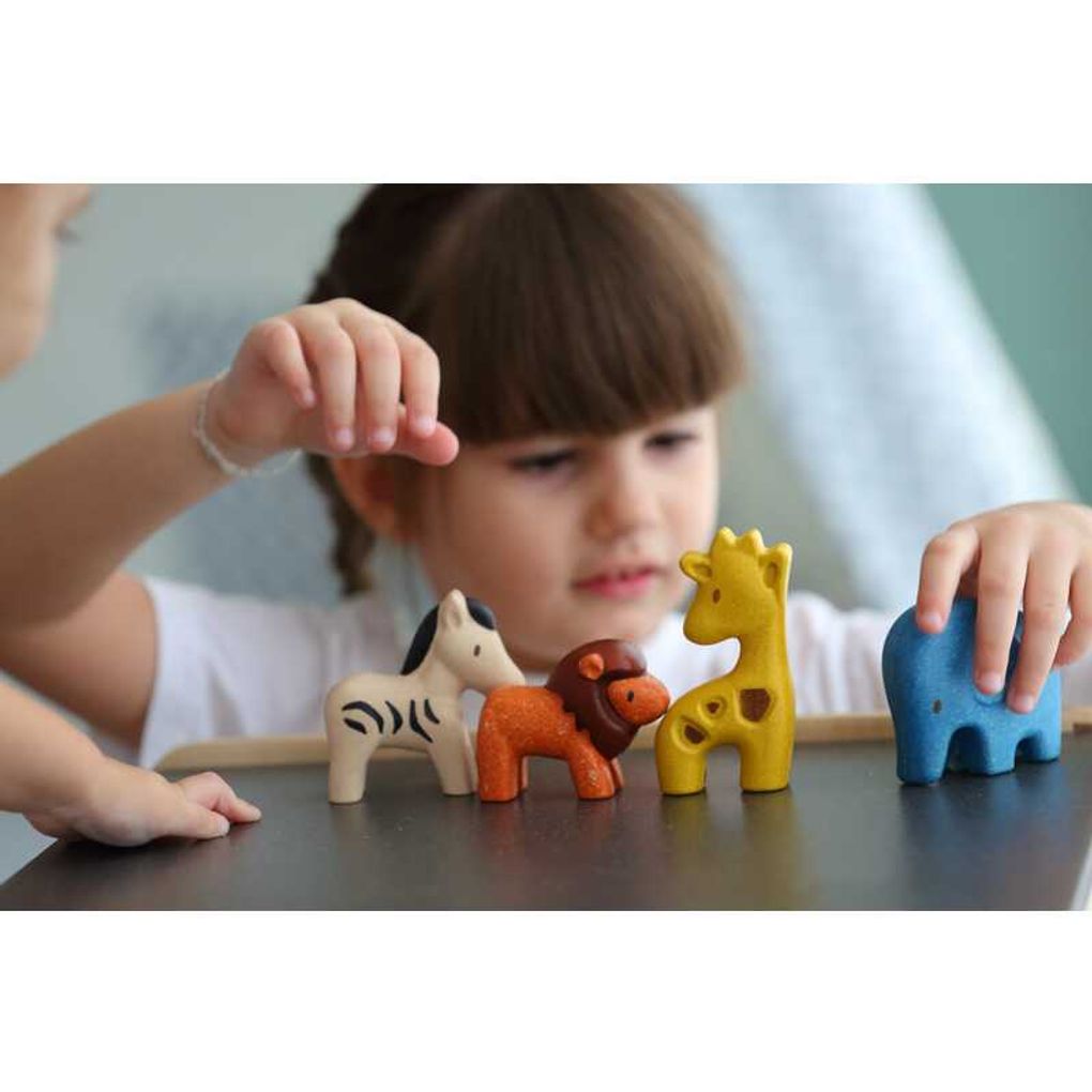 Kid playing PlanToys Wild Animals Set เด็กกำลังเล่นชุดตุ๊กตาสัตว์ป่าแปลนทอยส์