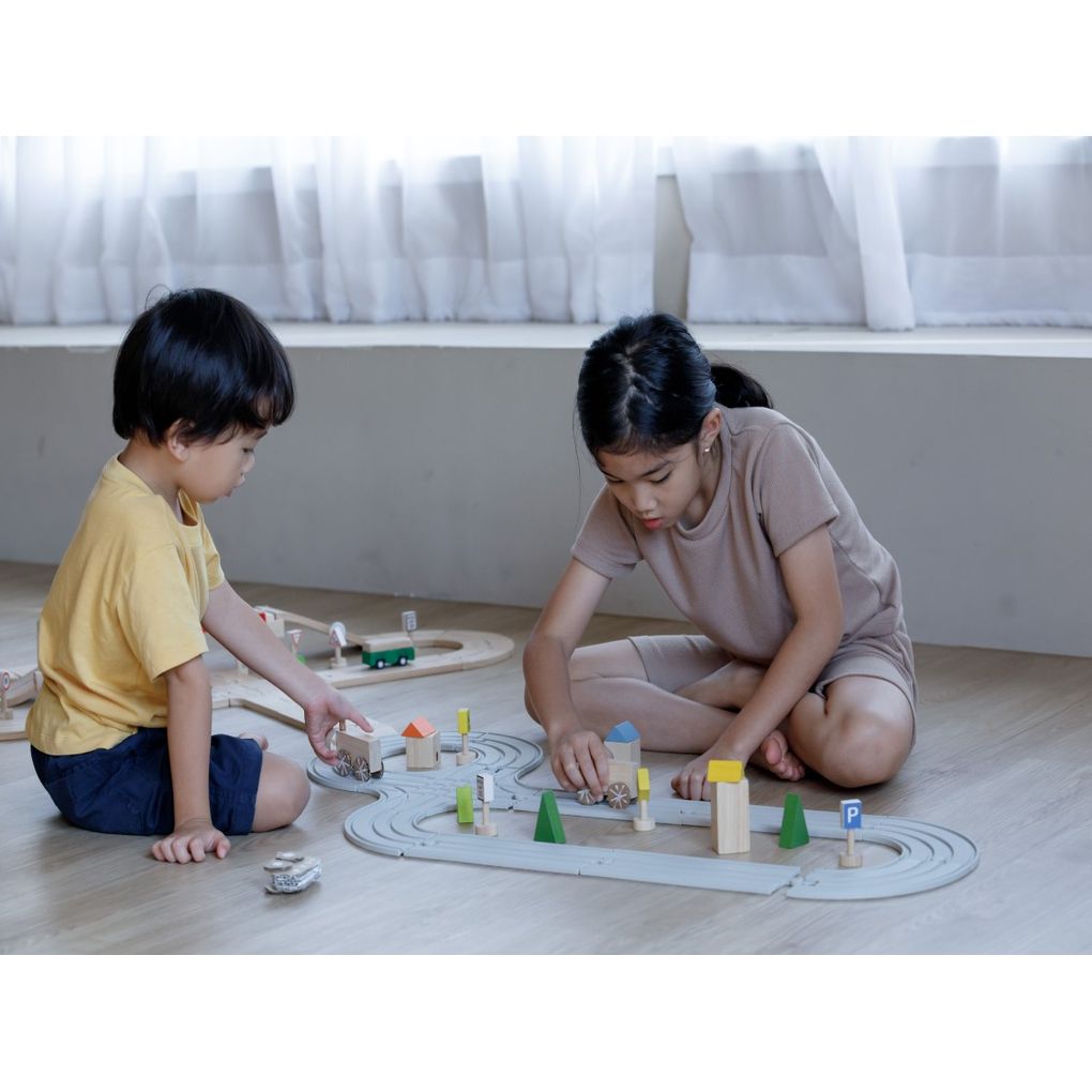 Kid playing PlanToys Rubber Road & Rail Set - Medium เด็กกำลังเล่นชุดถนนและรางรถไฟยาง-กลางแปลนทอยส์