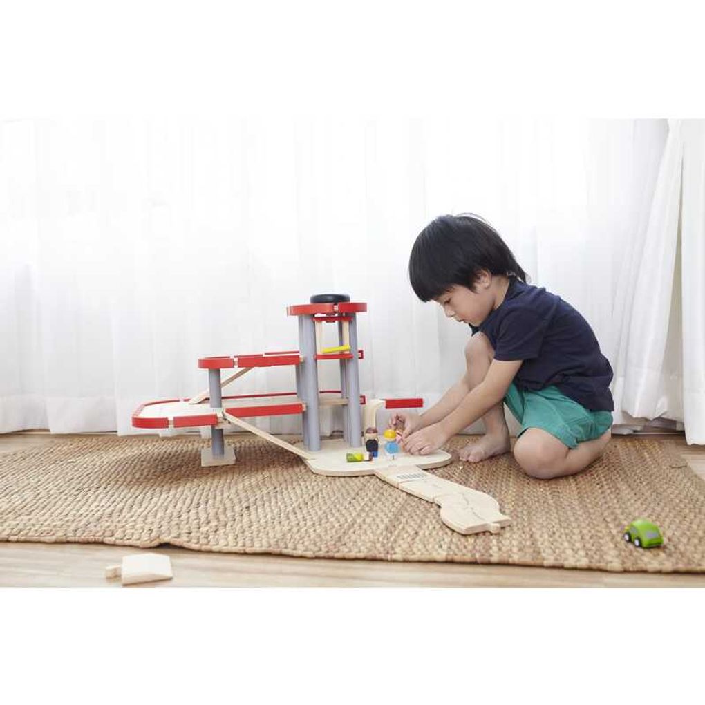 Kid playing PlanToys Parking Garage เด็กกำลังเล่นอาคารจอดรถ (ใหม่) แปลนทอยส์