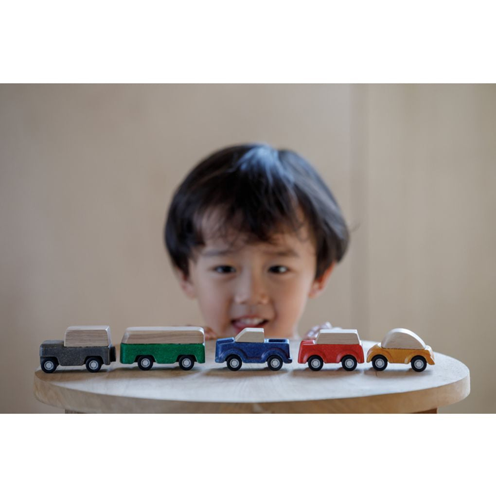 Kid playing PlanToys PlanWorld Cars เด็กกำลังเล่นชุดรถแปลนเวิลด์แปลนทอยส์