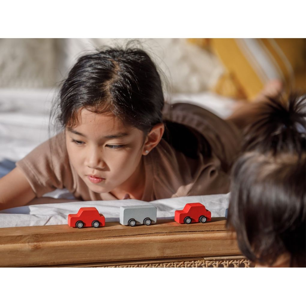 Kid playing PlanToys Mini Car Set เด็กกำลังเล่นชุดรถเล็กแปลนทอยส์