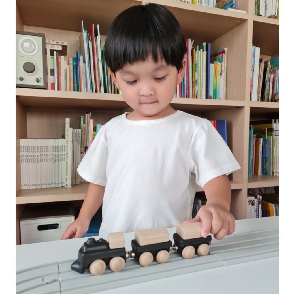 Kid playing PlanToys Classic Train เด็กกำลังเล่นรถไฟคลาสสิกแปลนทอยส์