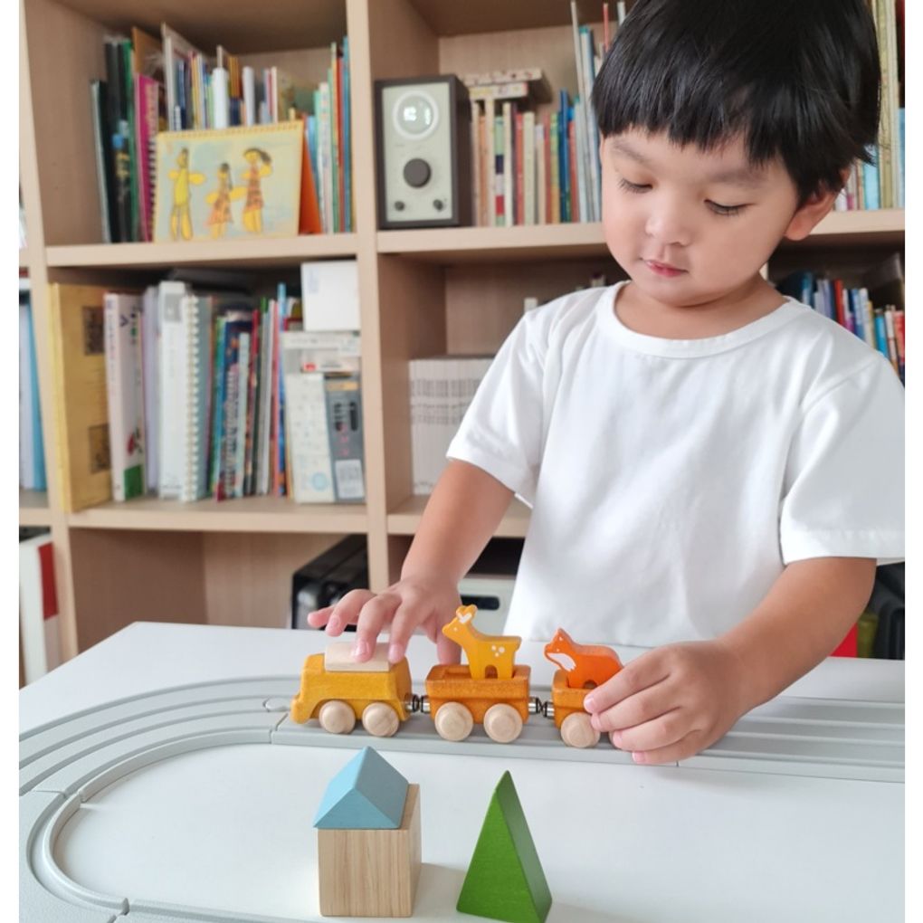 Kid playing PlanToys Classic Train เด็กกำลังเล่นรถไฟคลาสสิกแปลนทอยส์