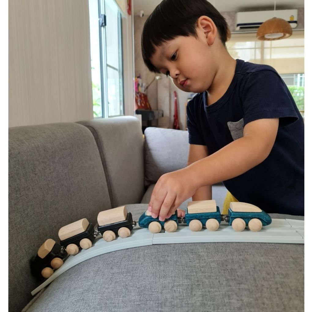 Kid playing PlanToys Classic Train เด็กกำลังเล่นรถไฟคลาสสิกแปลนทอยส์