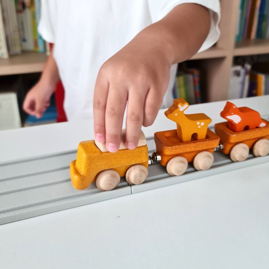 Kid playing PlanToys Cargo Train เด็กกำลังเล่นรถไฟคาร์โก้แปลนทอยส์