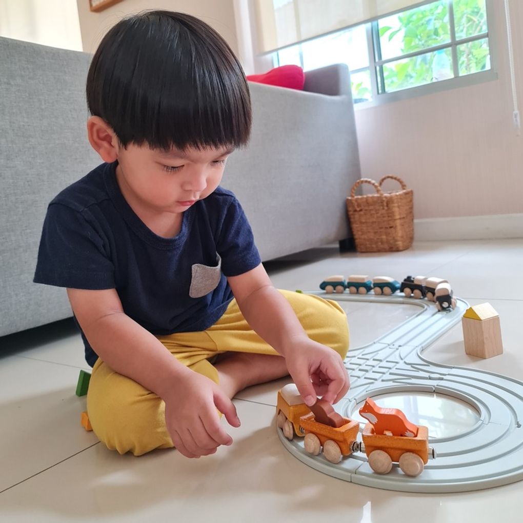 Kid playing PlanToys Cargo Train เด็กกำลังเล่นรถไฟคาร์โก้แปลนทอยส์