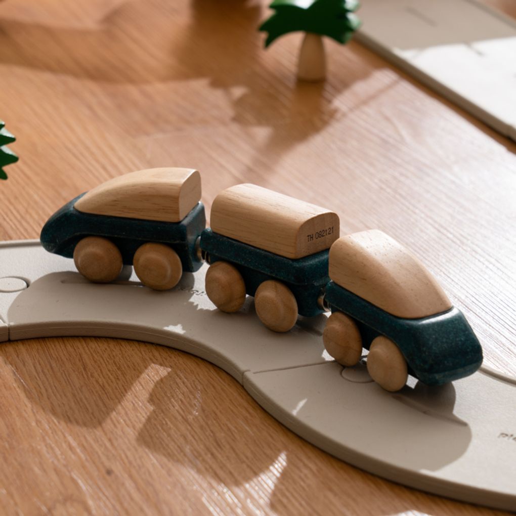 Kid playing PlanToys Hybrid Train เด็กกำลังเล่นรถไฟไฮบริดแปลนทอยส์