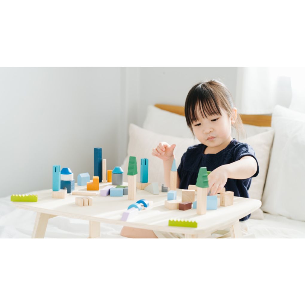 Kid playing PlanToys Urban City Blocks เด็กกำลังเล่นชุดบล็อกสร้างเมืองแปลนทอยส์